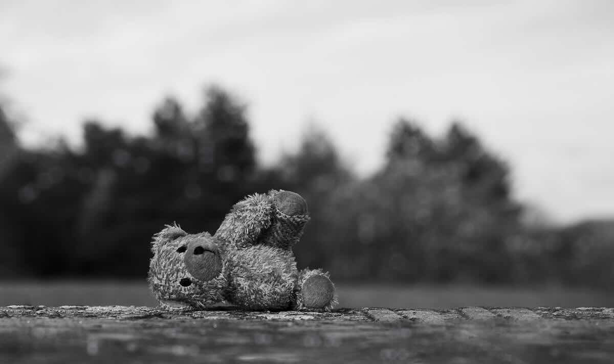 Ours en peluche symbolisant la vulnérabilité émotionnelle d’un enfant confronté à des expériences difficiles