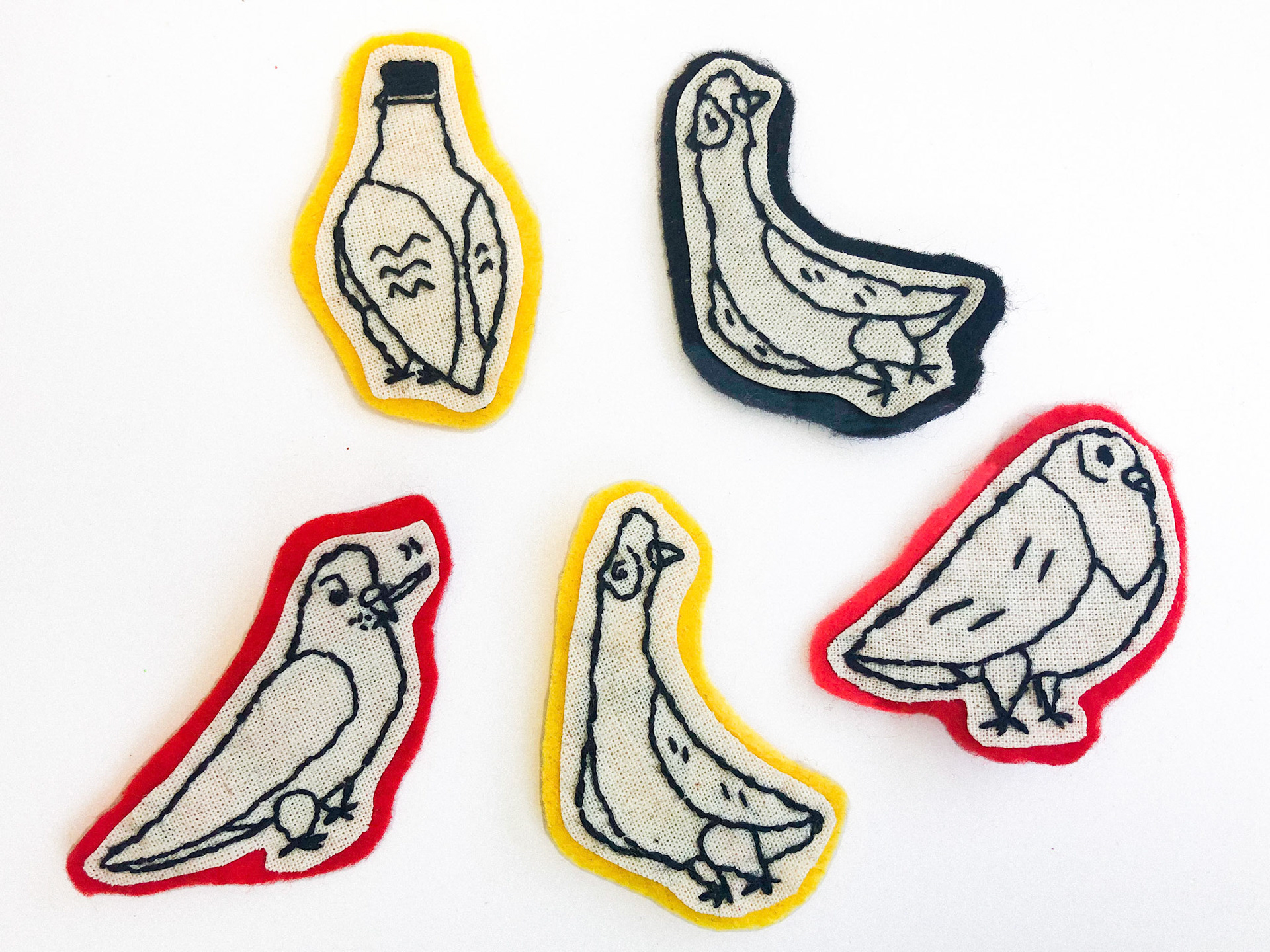 Trabalho autoral: pin bordado a mão
