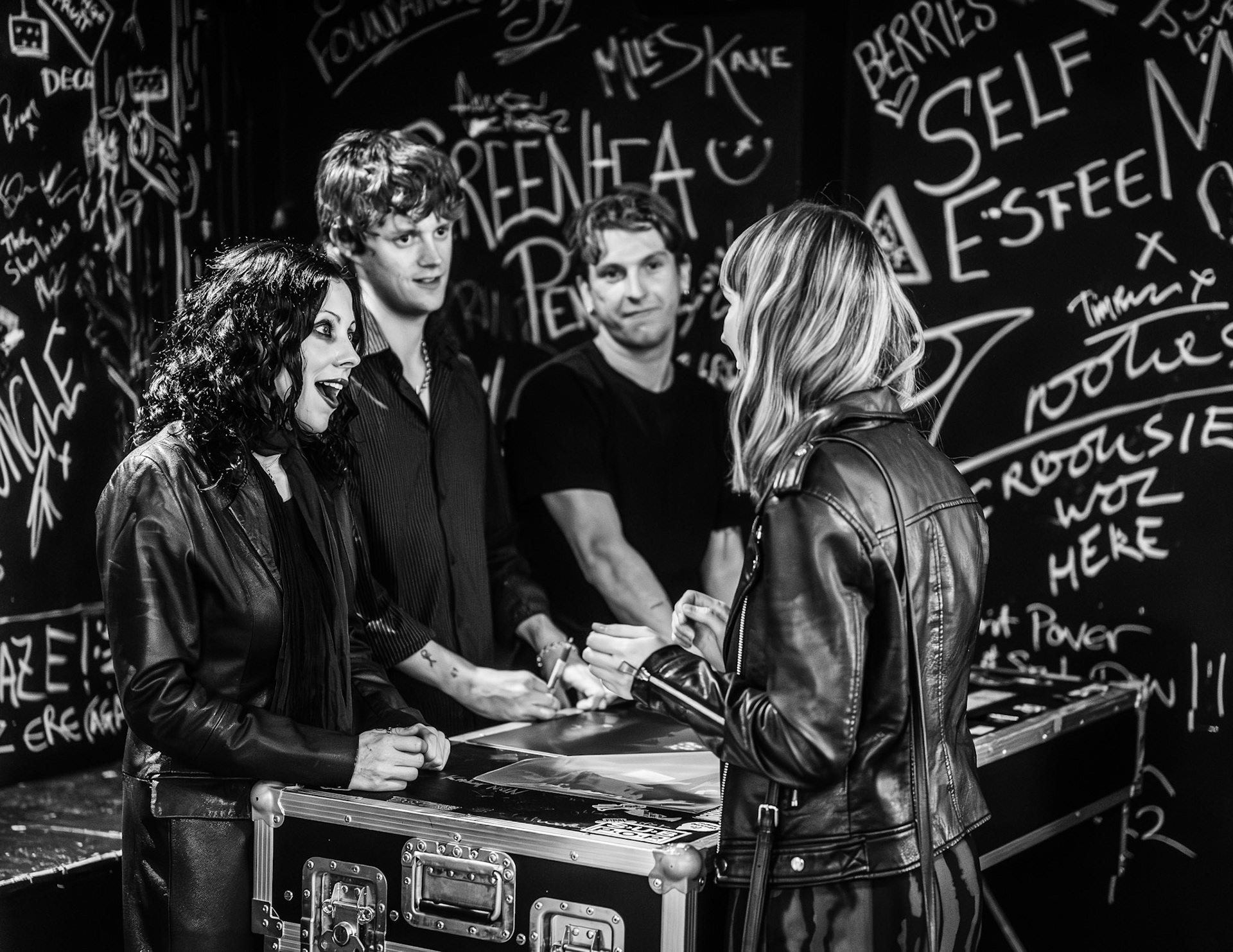 PALE WAVES
