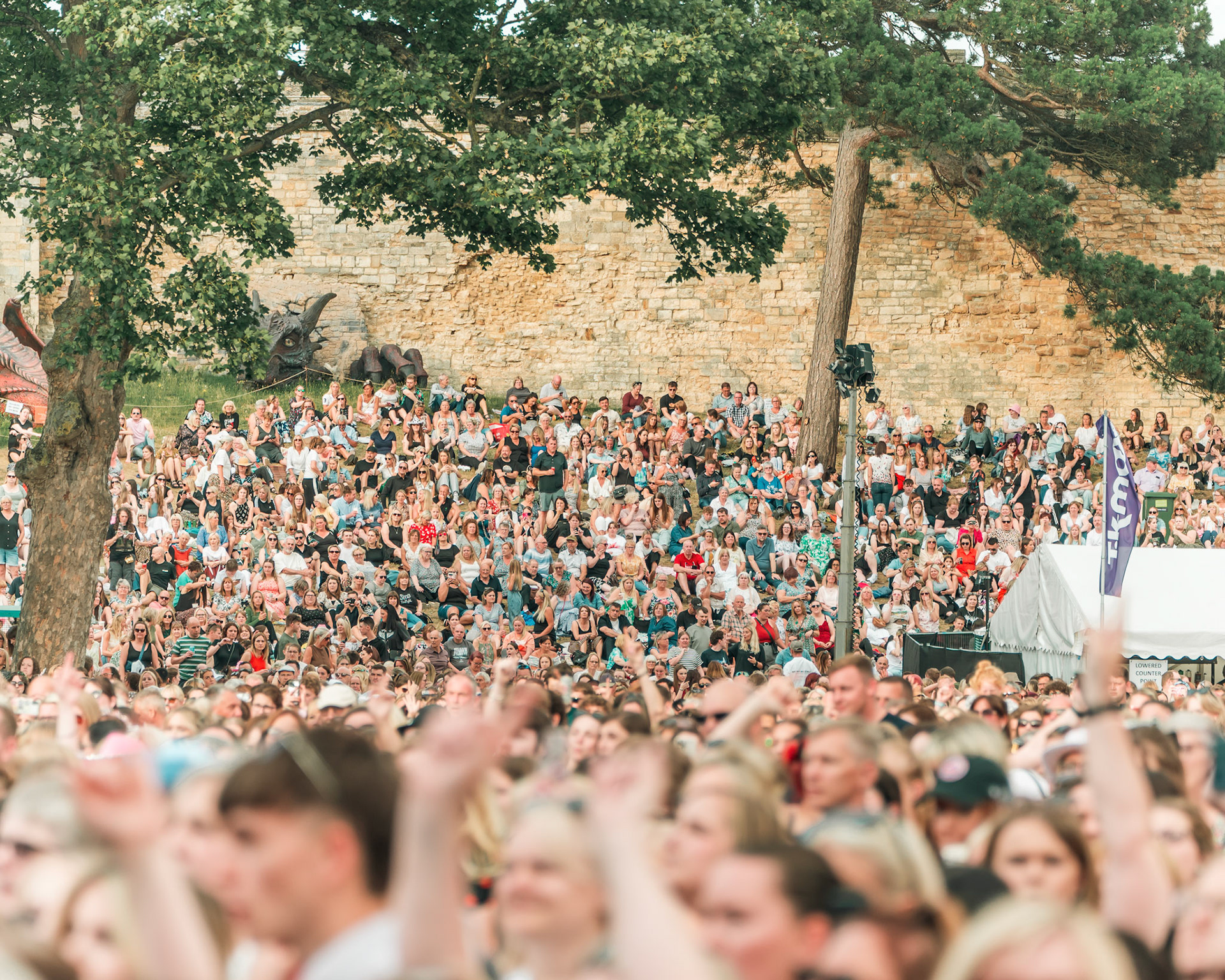 CROWD @ LIVE AT LINCOLN CASTLE