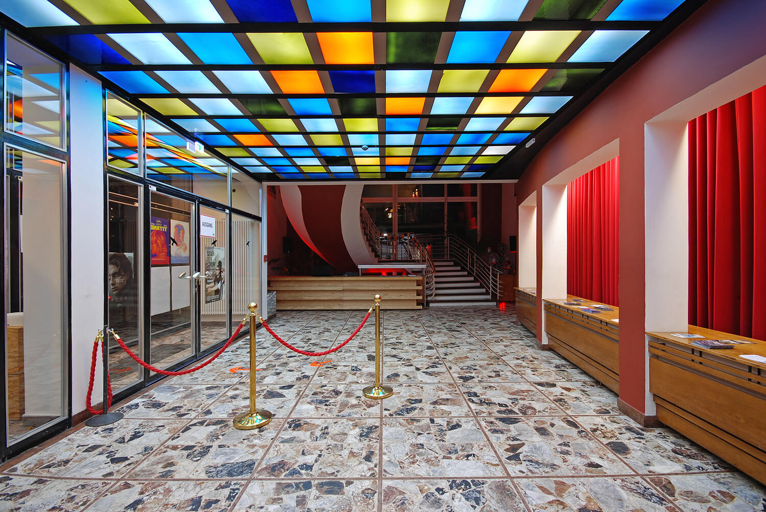 Erdgeschoss mit Treppe zum Foyer © kinokompendium