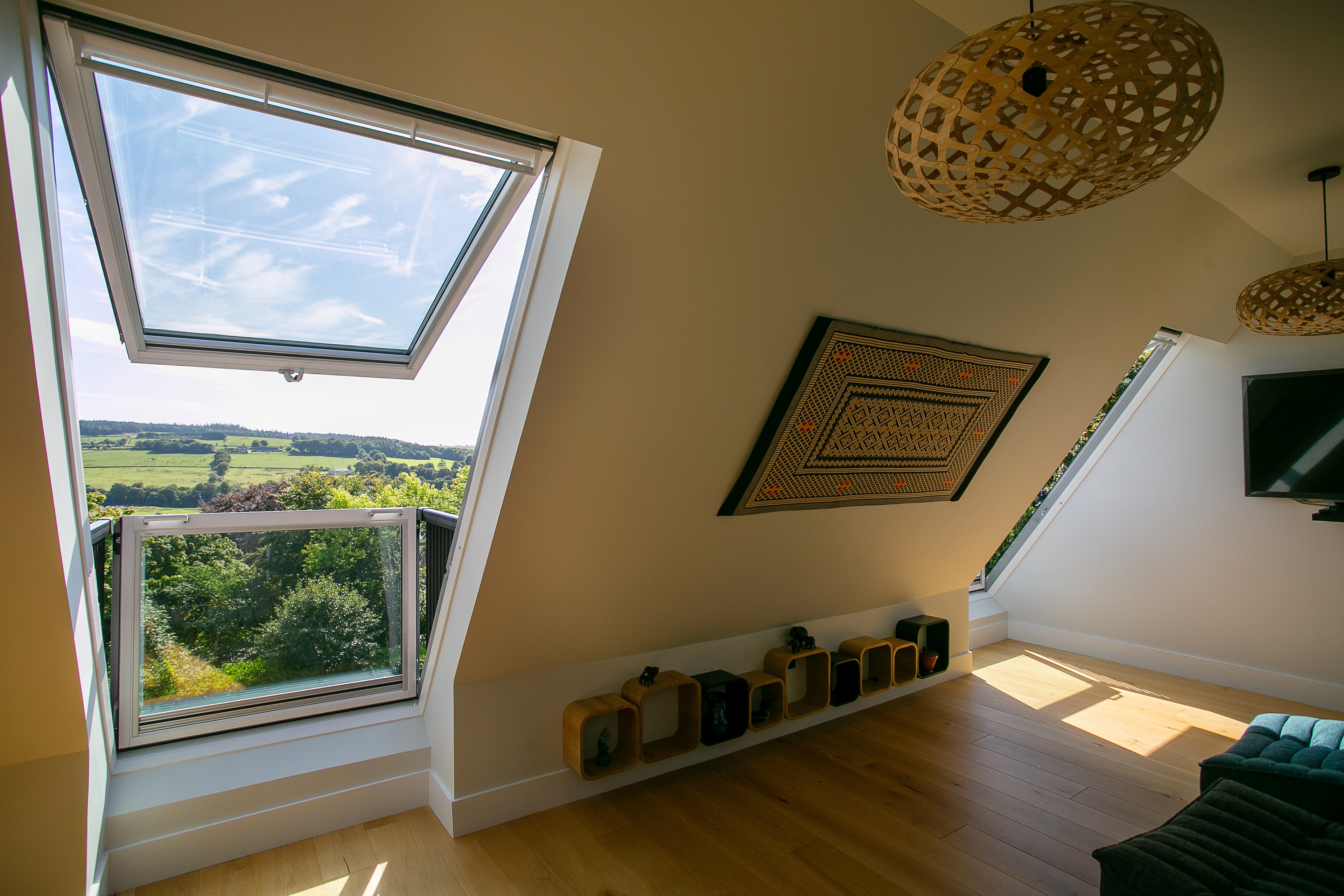 Adaptation of the roof space to a games room snug