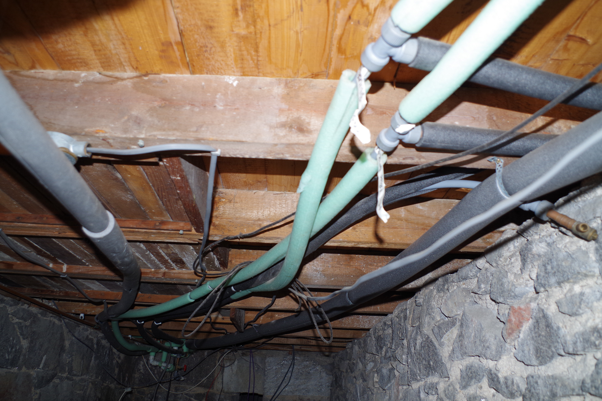 No insulation under the floor and poorly located pipes