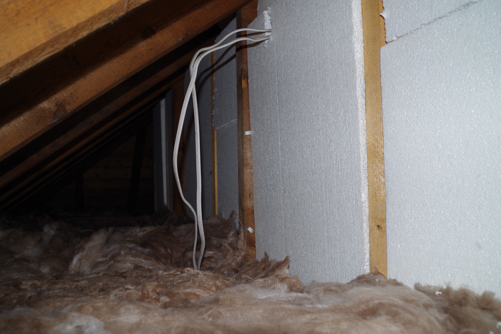 Poorly fitting and inadequate insulation in the roof space
