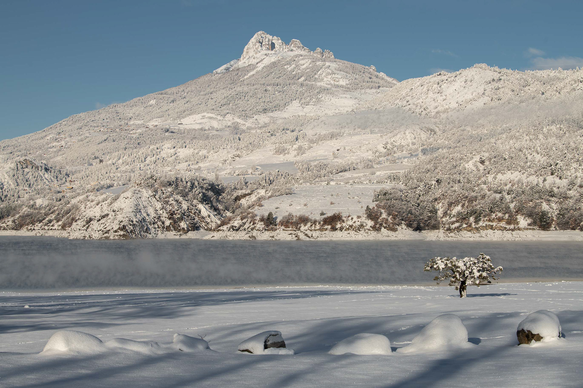 Aiguilles de Chabrières et le lac de serre-ponçon en hiver