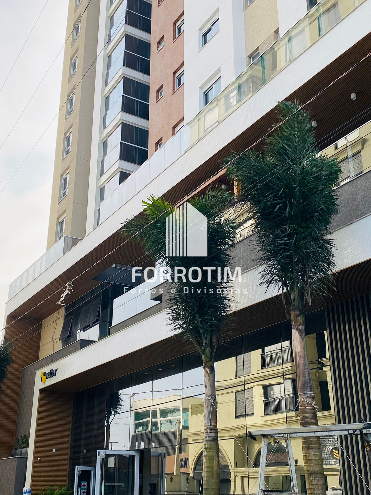 FORRO RIPADO METÁLICO COM ACABAMENTO AMADEIRADO