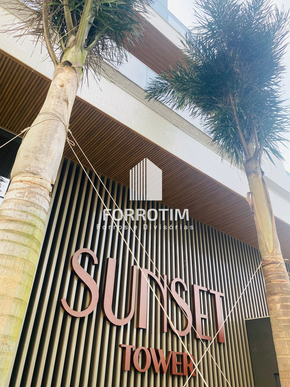 FORRO RIPADO METÁLICO COM ACABAMENTO AMADEIRADO