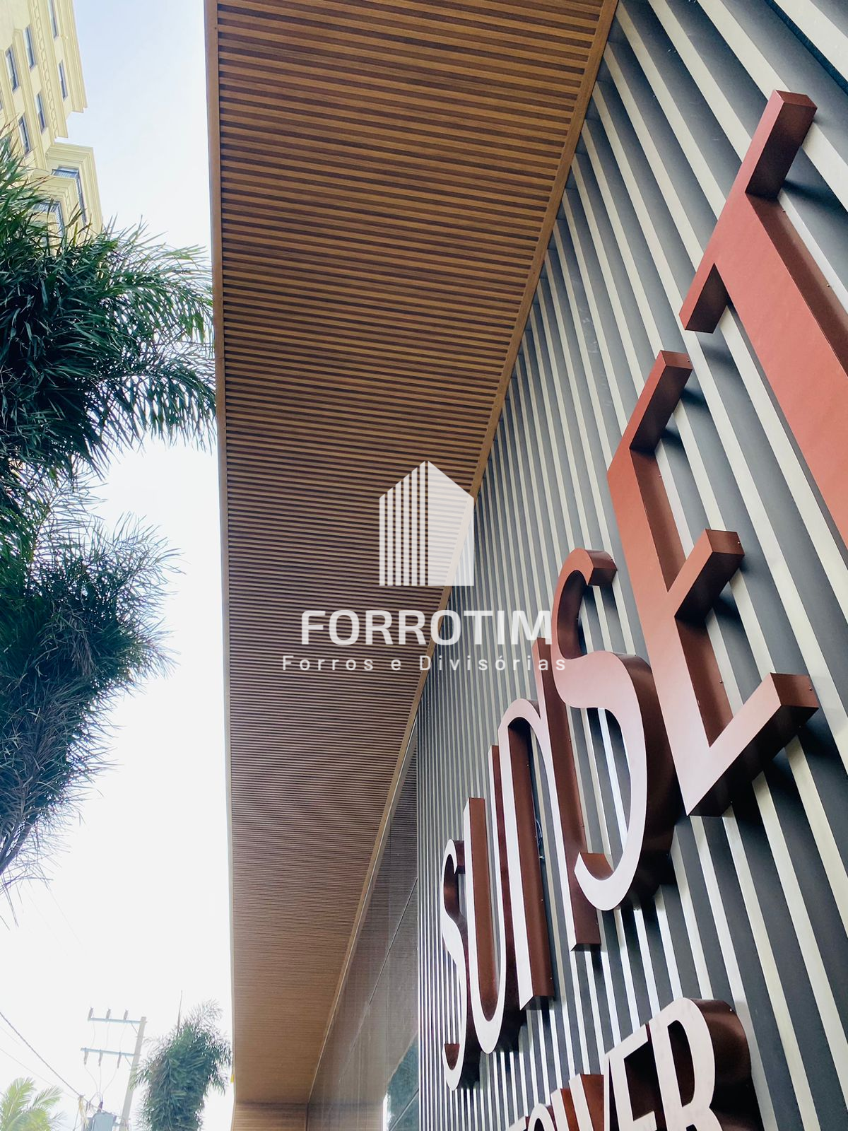 FORRO RIPADO METÁLICO COM ACABAMENTO AMADEIRADO