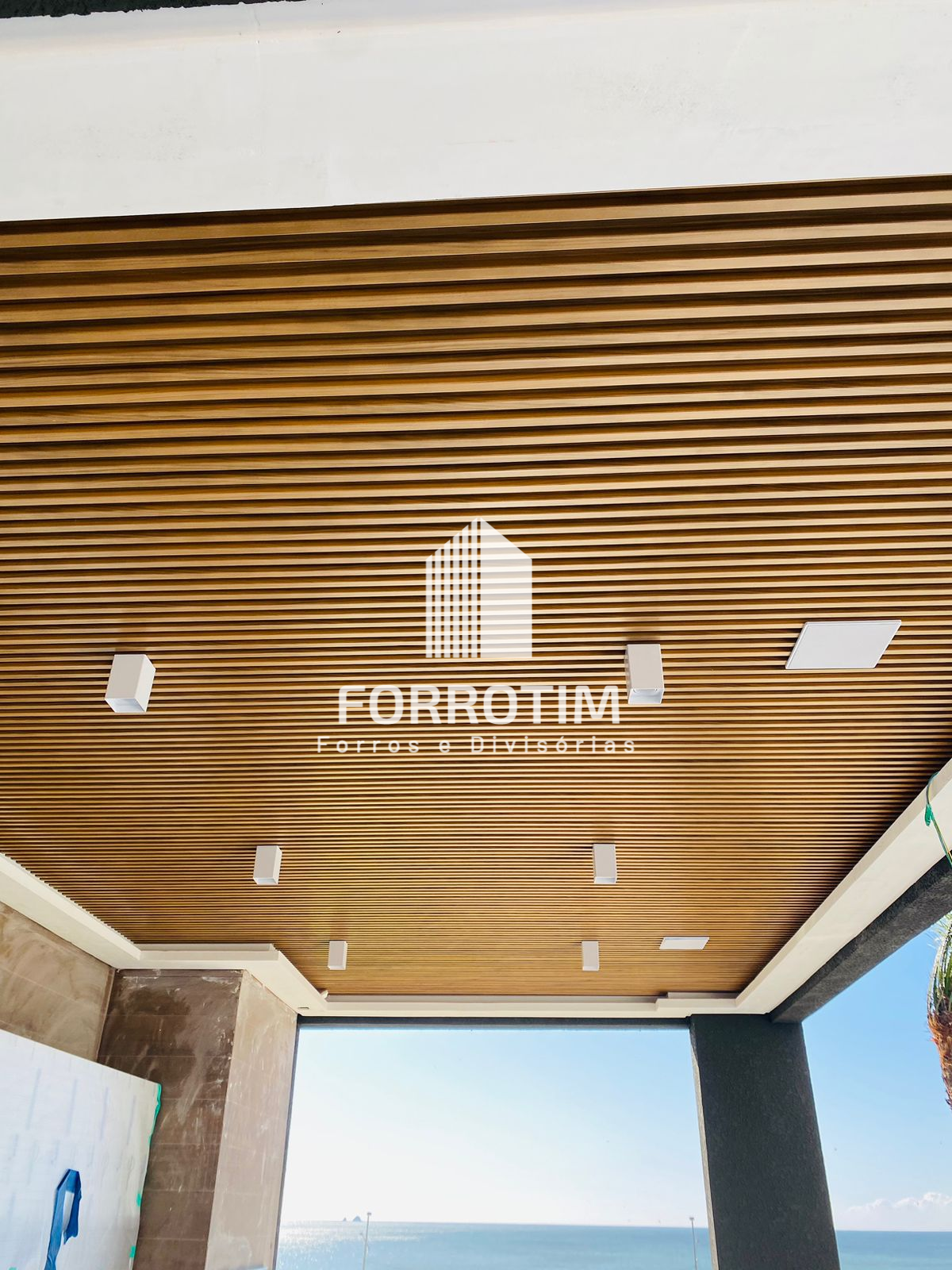 FORRO RIPADO METÁLICO COM ACABAMENTO AMADEIRADO