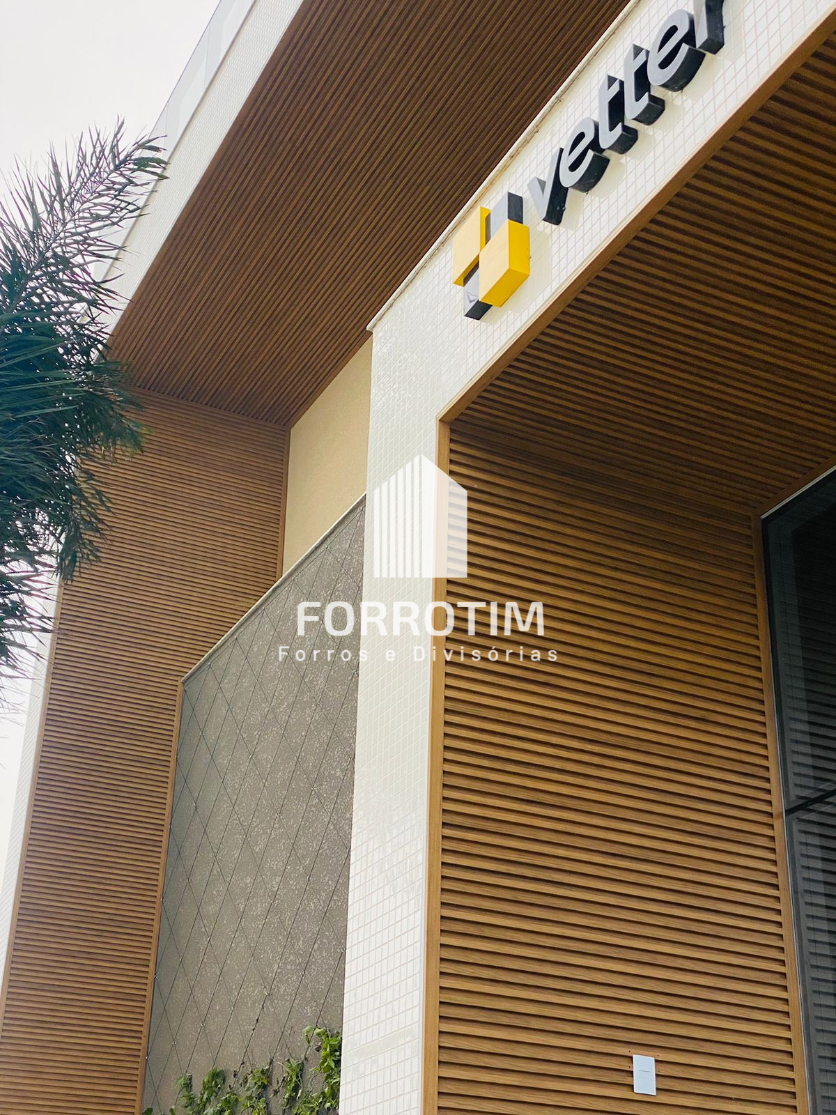 FORRO RIPADO METÁLICO COM ACABAMENTO AMADEIRADO