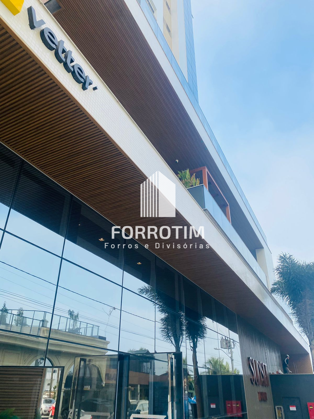 FORRO RIPADO METÁLICO COM ACABAMENTO AMADEIRADO