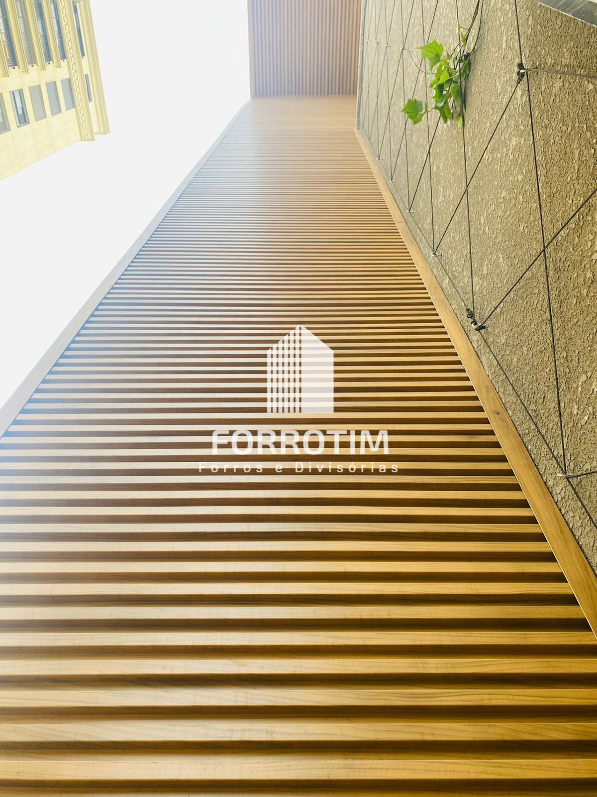 FORRO RIPADO METÁLICO COM ACABAMENTO AMADEIRADO