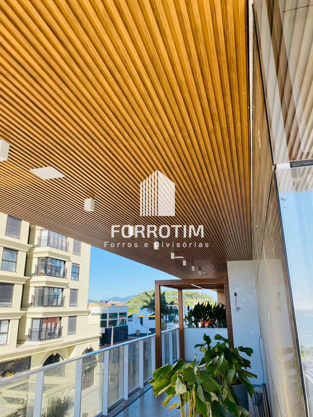 FORRO RIPADO METÁLICO COM ACABAMENTO AMADEIRADO