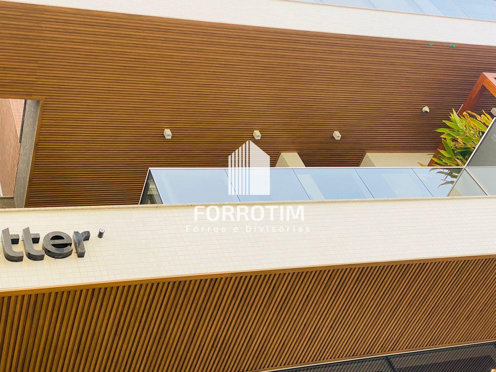 FORRO RIPADO METÁLICO COM ACABAMENTO AMADEIRADO