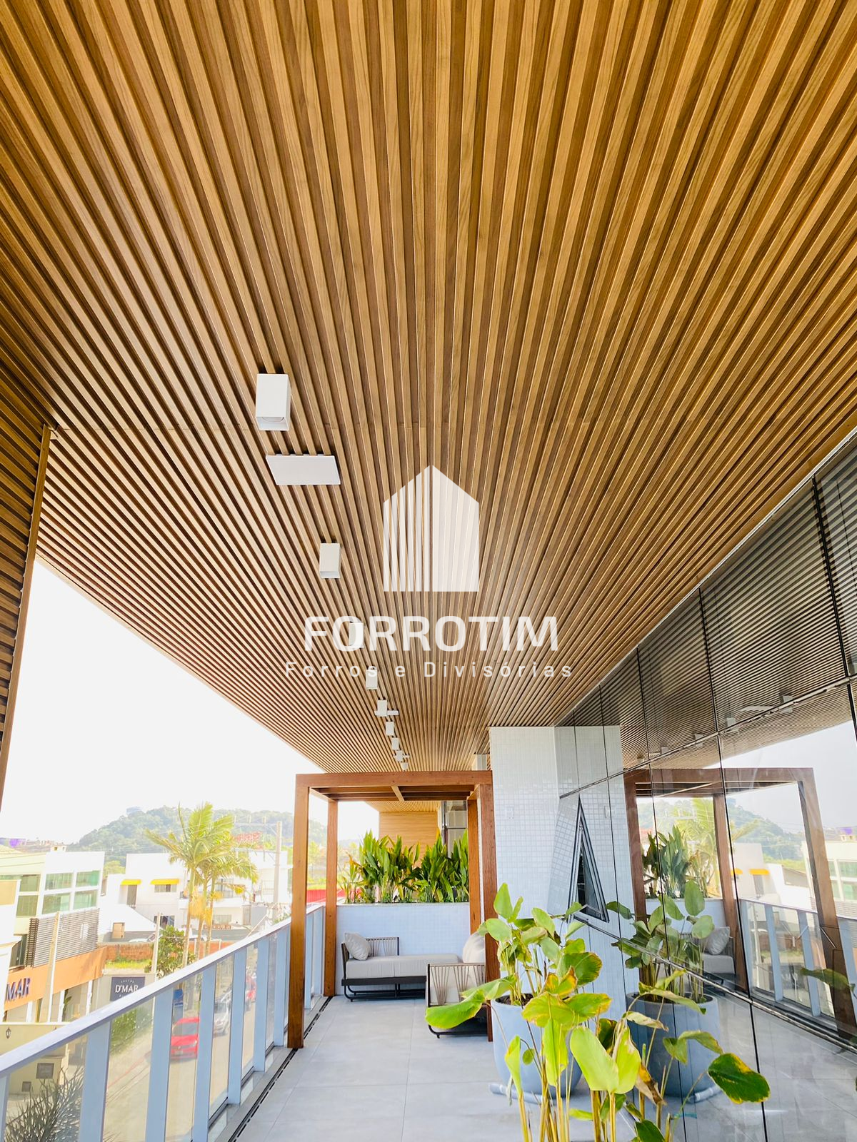 FORRO RIPADO METÁLICO COM ACABAMENTO AMADEIRADO