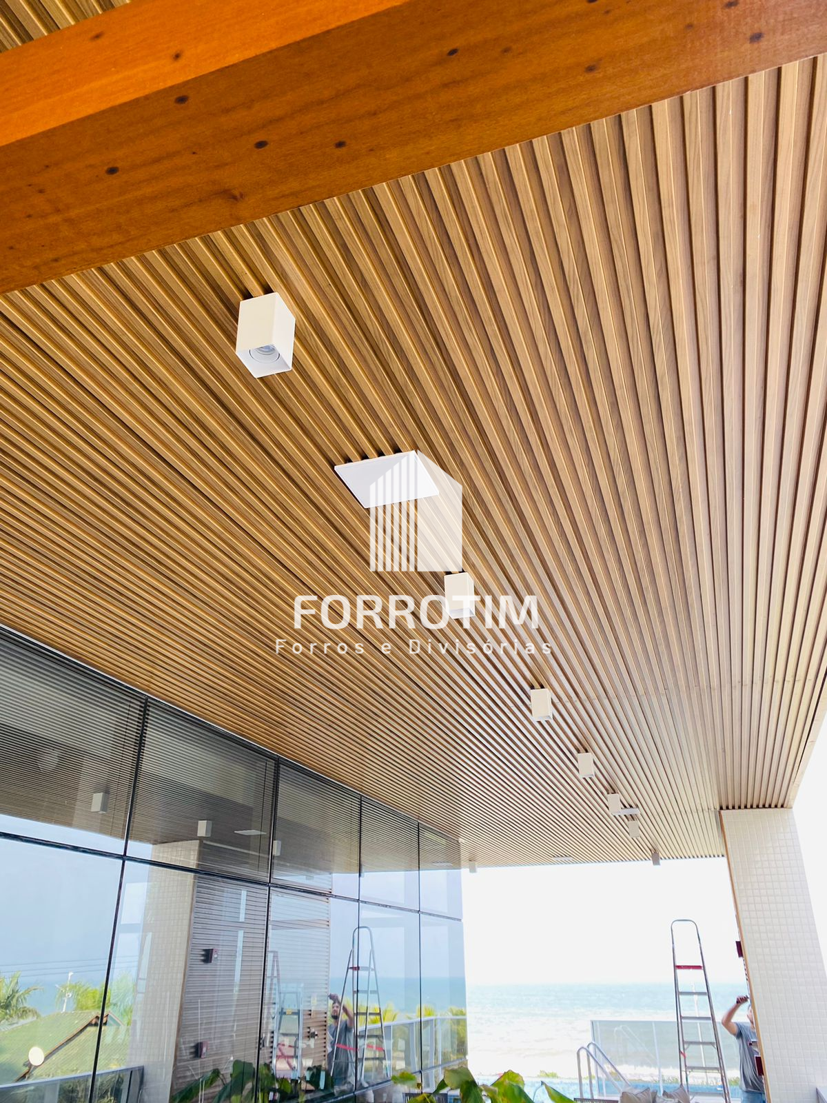 FORRO RIPADO METÁLICO COM ACABAMENTO AMADEIRADO