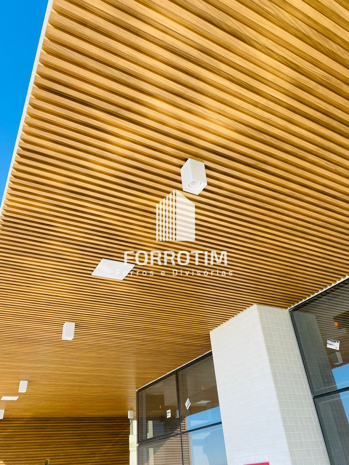 FORRO RIPADO METÁLICO COM ACABAMENTO AMADEIRADO