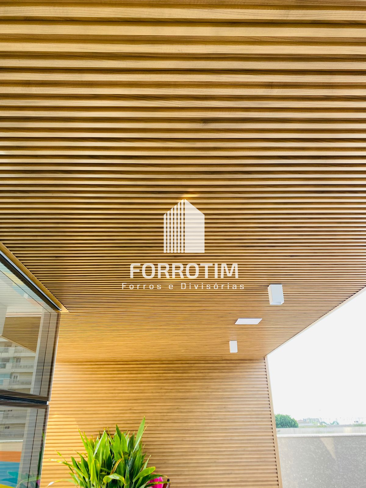 FORRO RIPADO METÁLICO COM ACABAMENTO AMADEIRADO