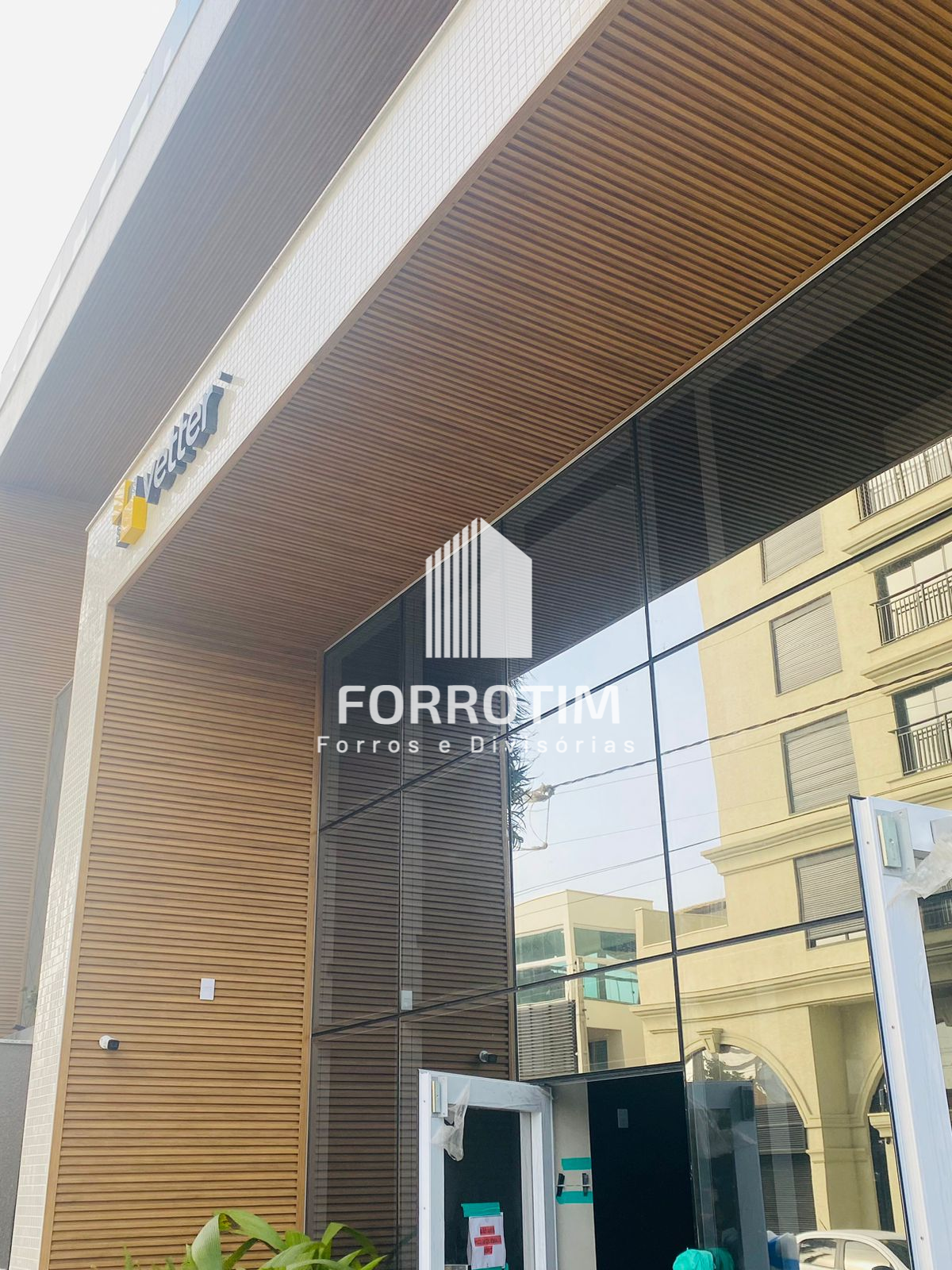 FORRO RIPADO METÁLICO COM ACABAMENTO AMADEIRADO