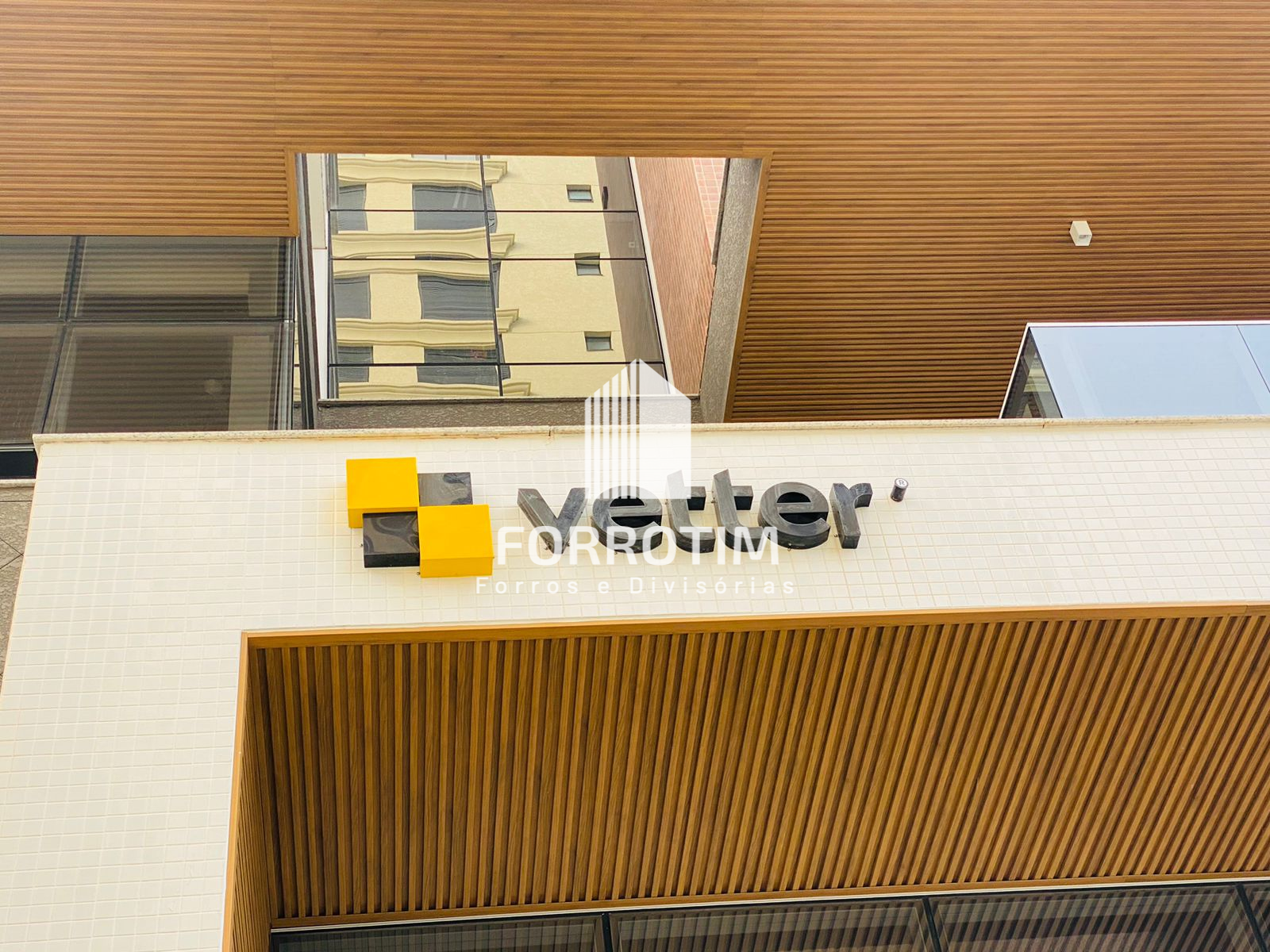 FORRO RIPADO METÁLICO COM ACABAMENTO AMADEIRADO