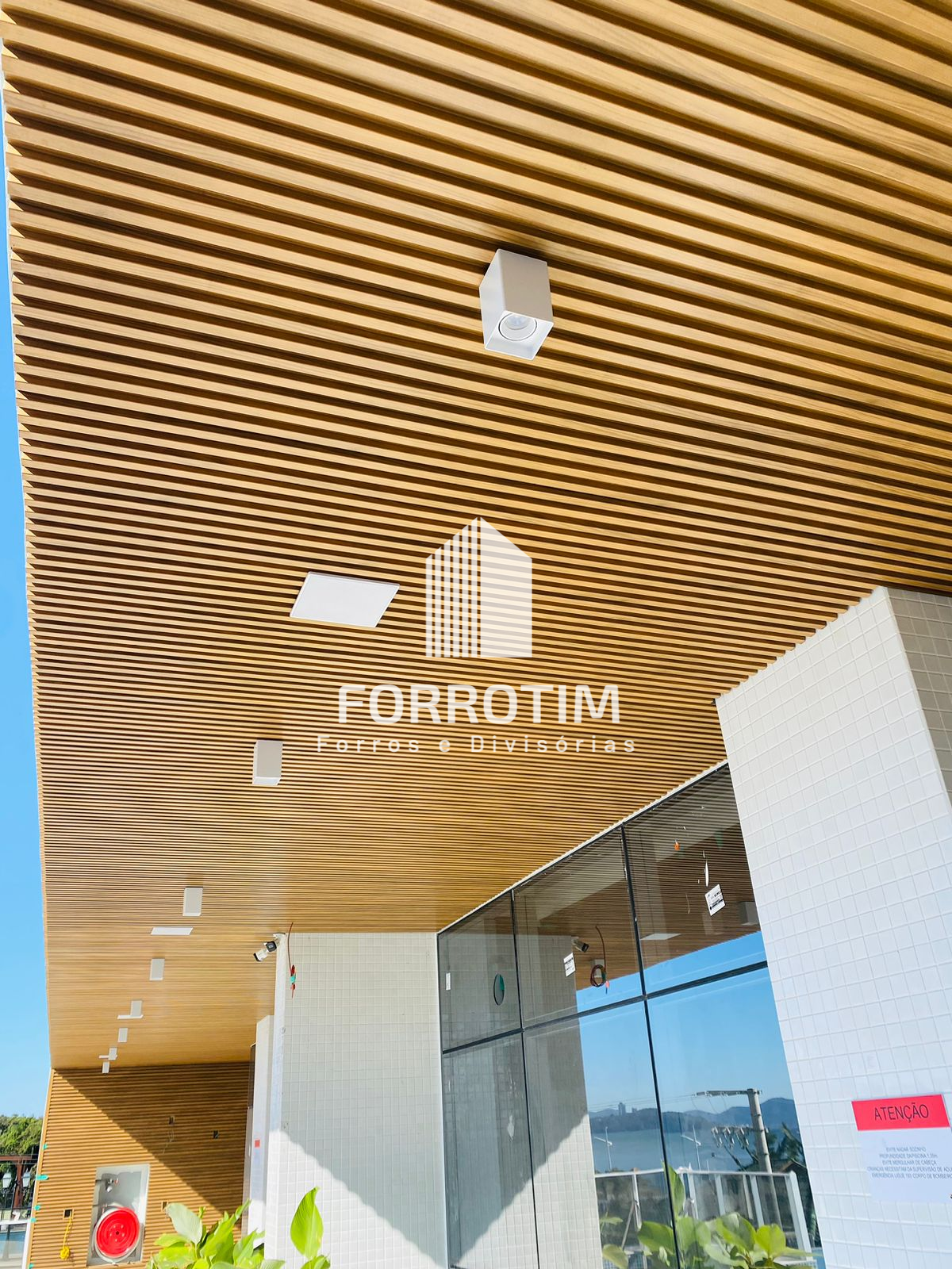 FORRO RIPADO METÁLICO COM ACABAMENTO AMADEIRADO