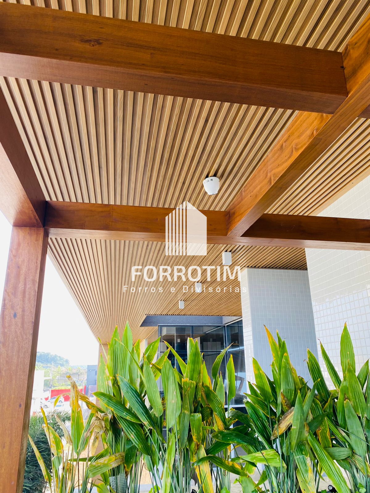 FORRO RIPADO METÁLICO COM ACABAMENTO AMADEIRADO