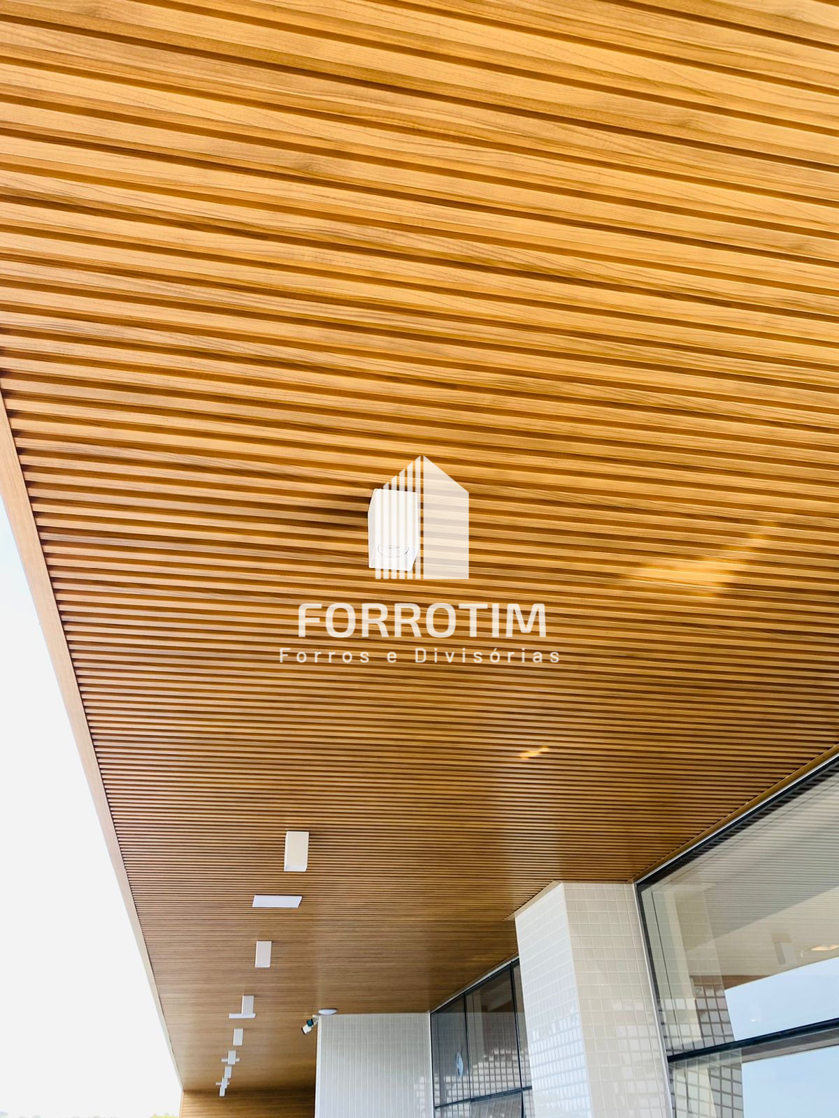 FORRO RIPADO METÁLICO COM ACABAMENTO AMADEIRADO