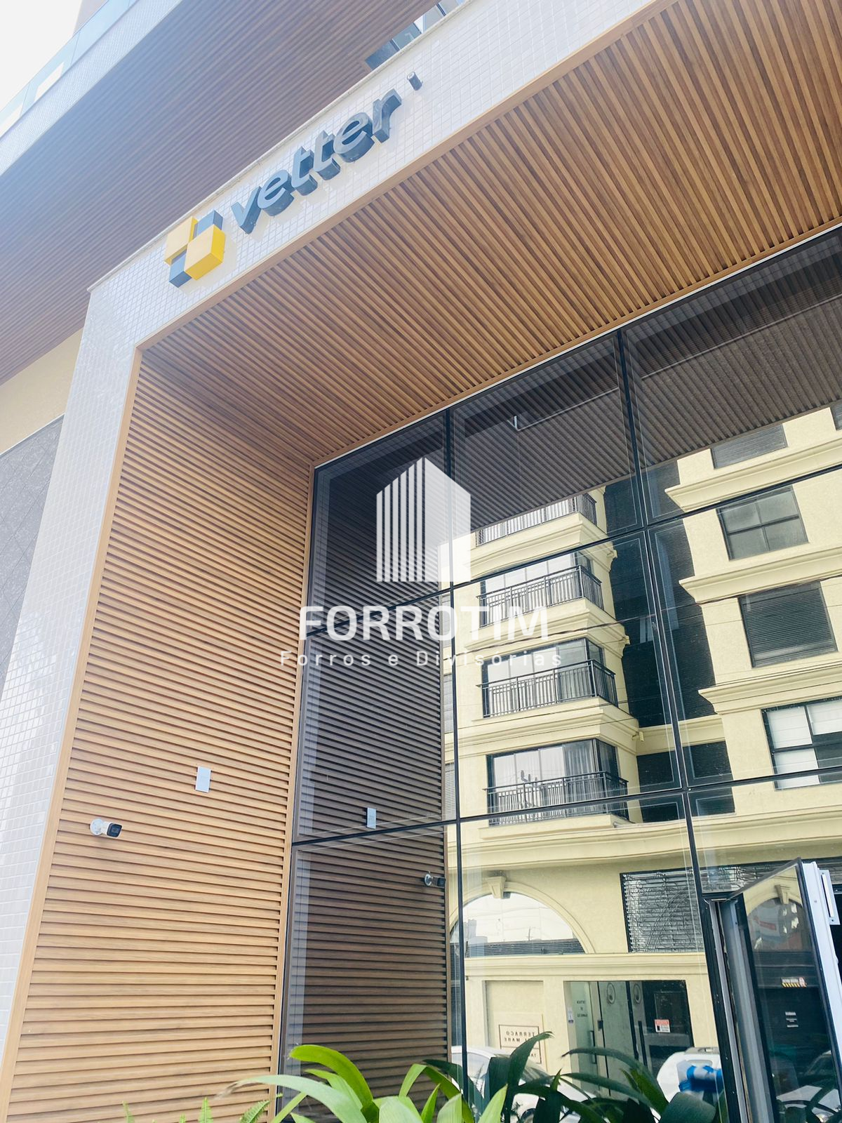 FORRO RIPADO METÁLICO COM ACABAMENTO AMADEIRADO