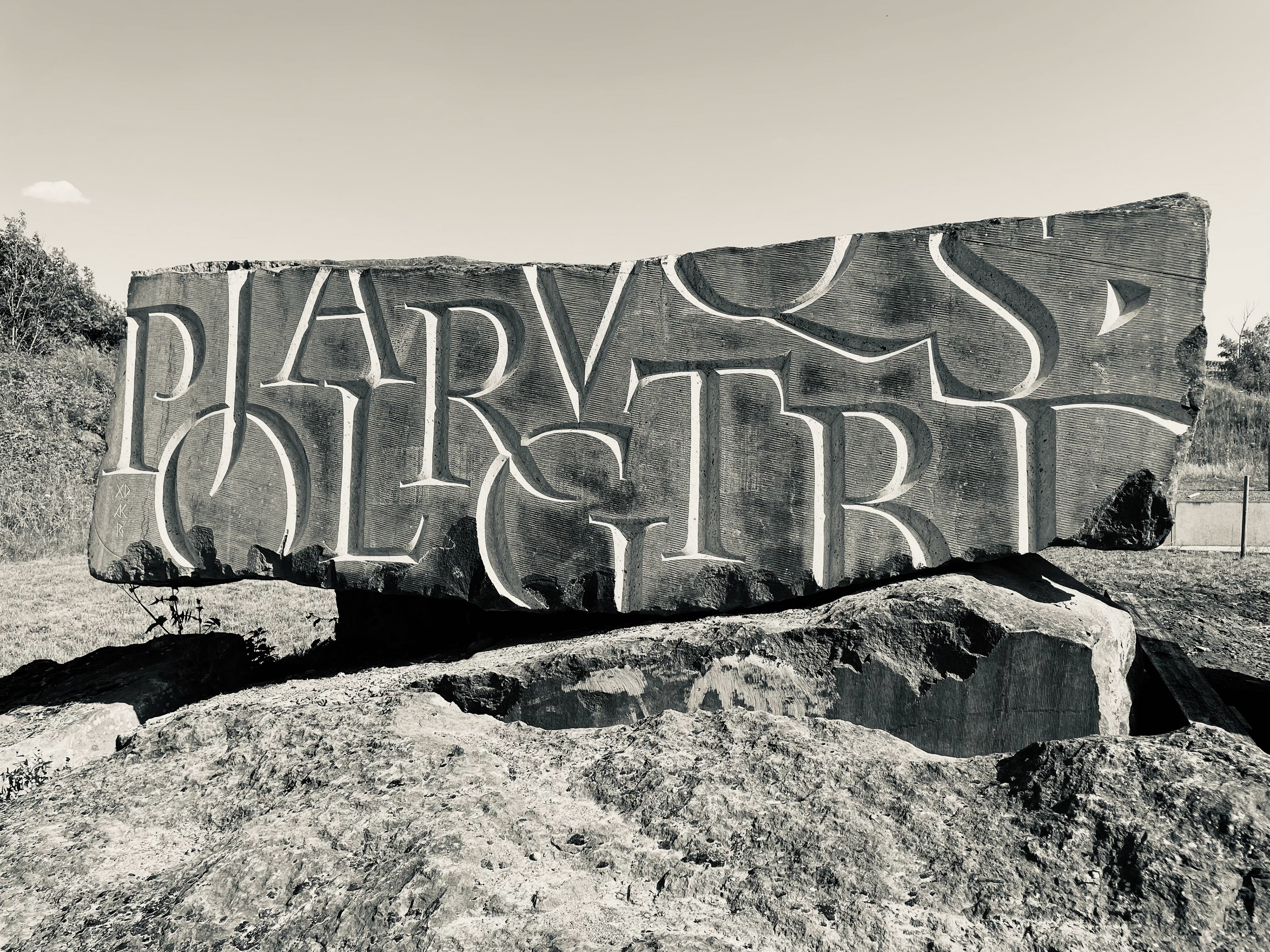 Réalisation monumentale au Pôle de la Pierre en Belgique - Lettres de 70 cm.