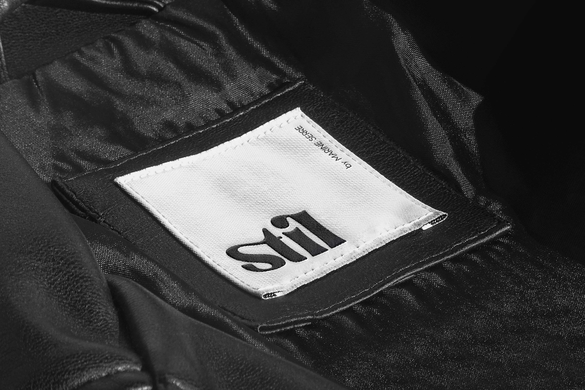 Étiquette sur le vêtement avec le designer