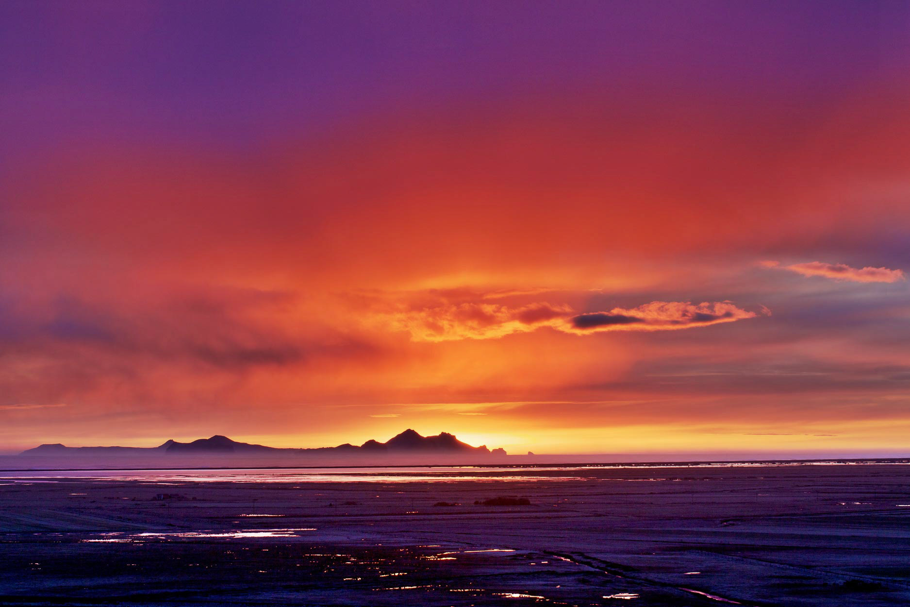 HDRtist HDR - http://www.ohanaware.com/hdrtist/