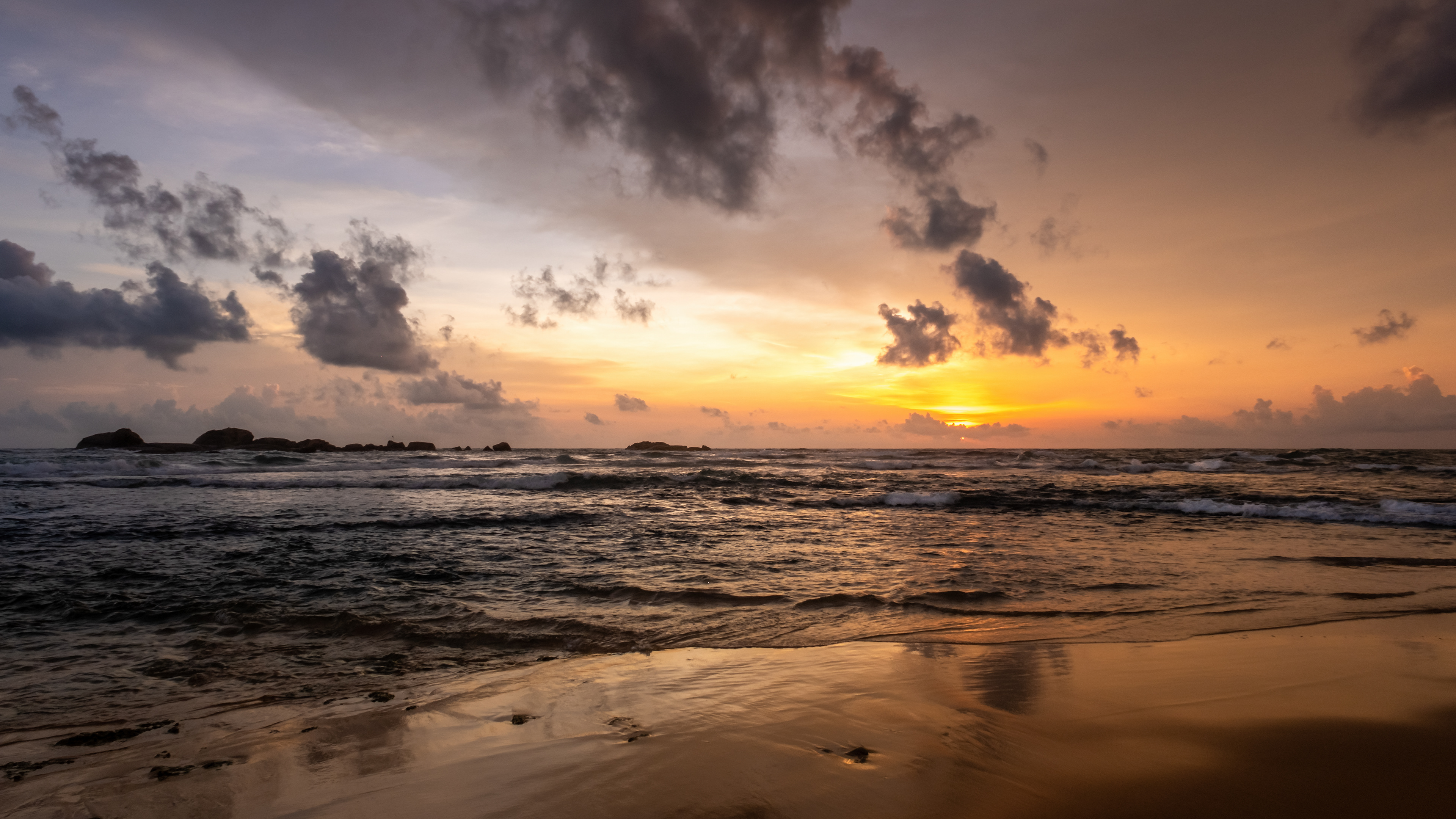 Sundown ocean / Hikkaduwa beach, Sri Lanka, April 2022