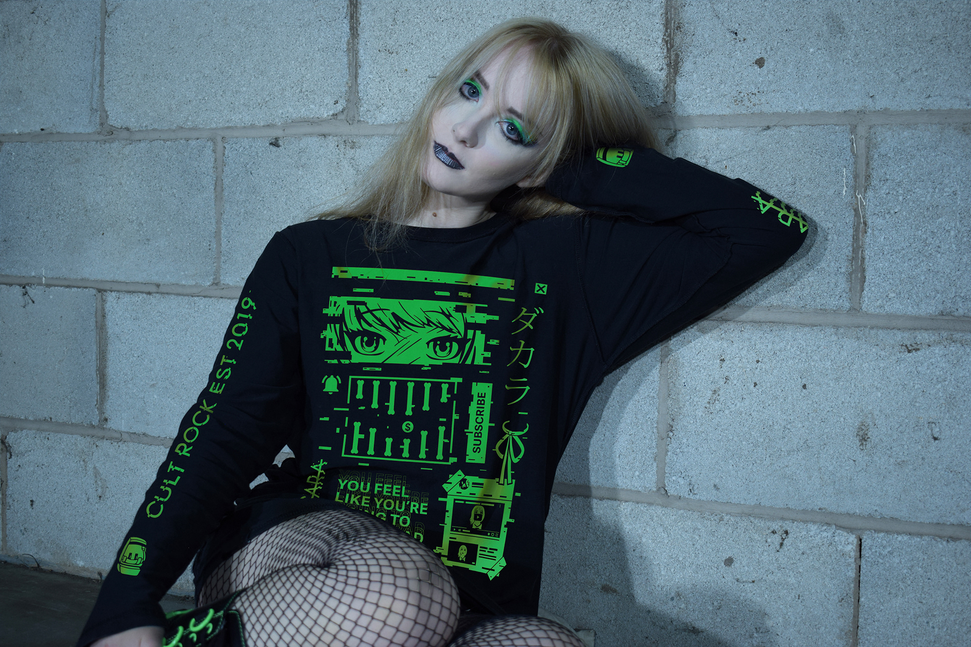 Photo of vocalist Emma Shippen wearing the DACARA longsleeve