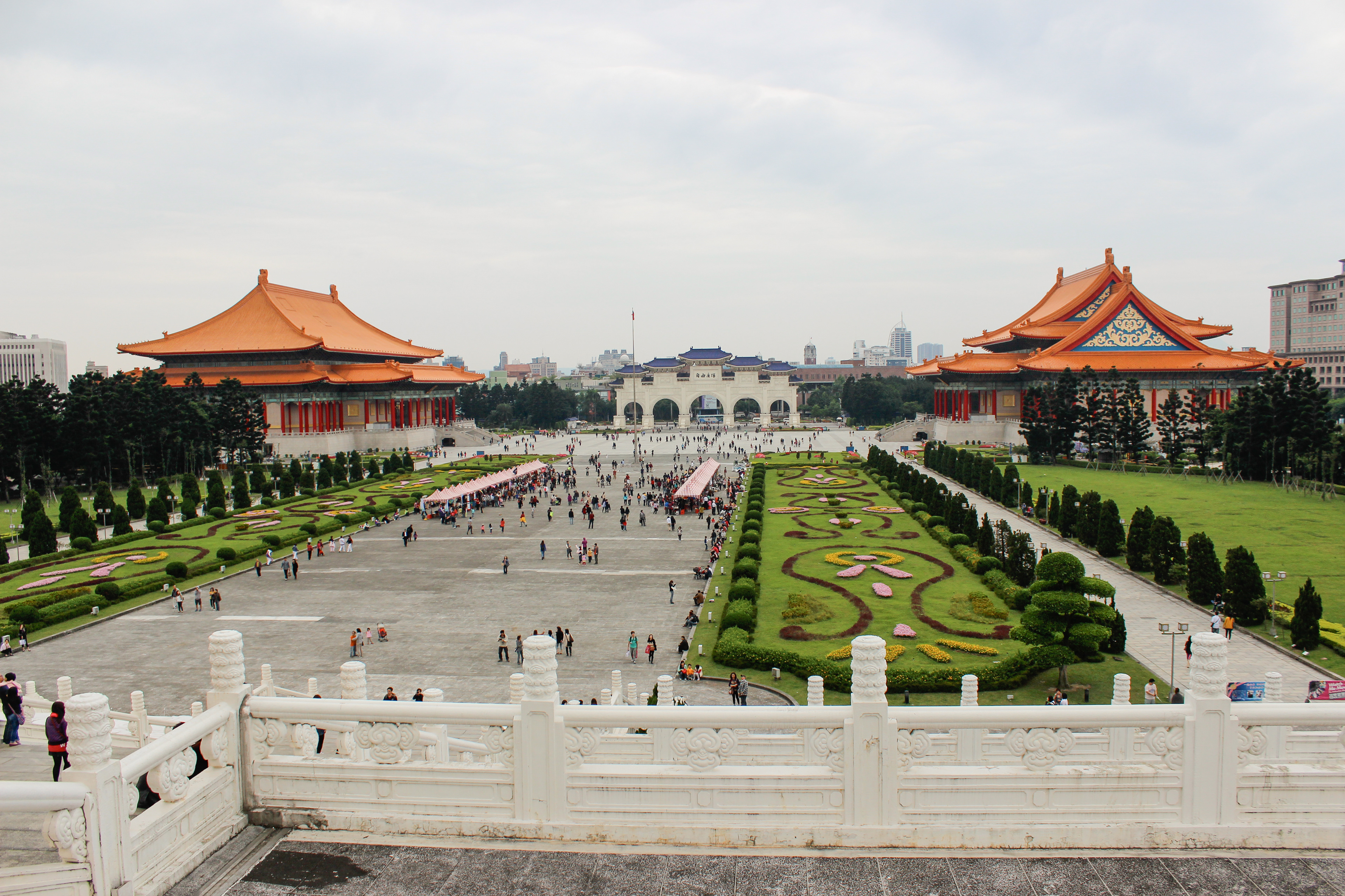 SIcht vom National Chiang Kai Shek Memorial auf das nationale Theater und die nationale Konzerthalle