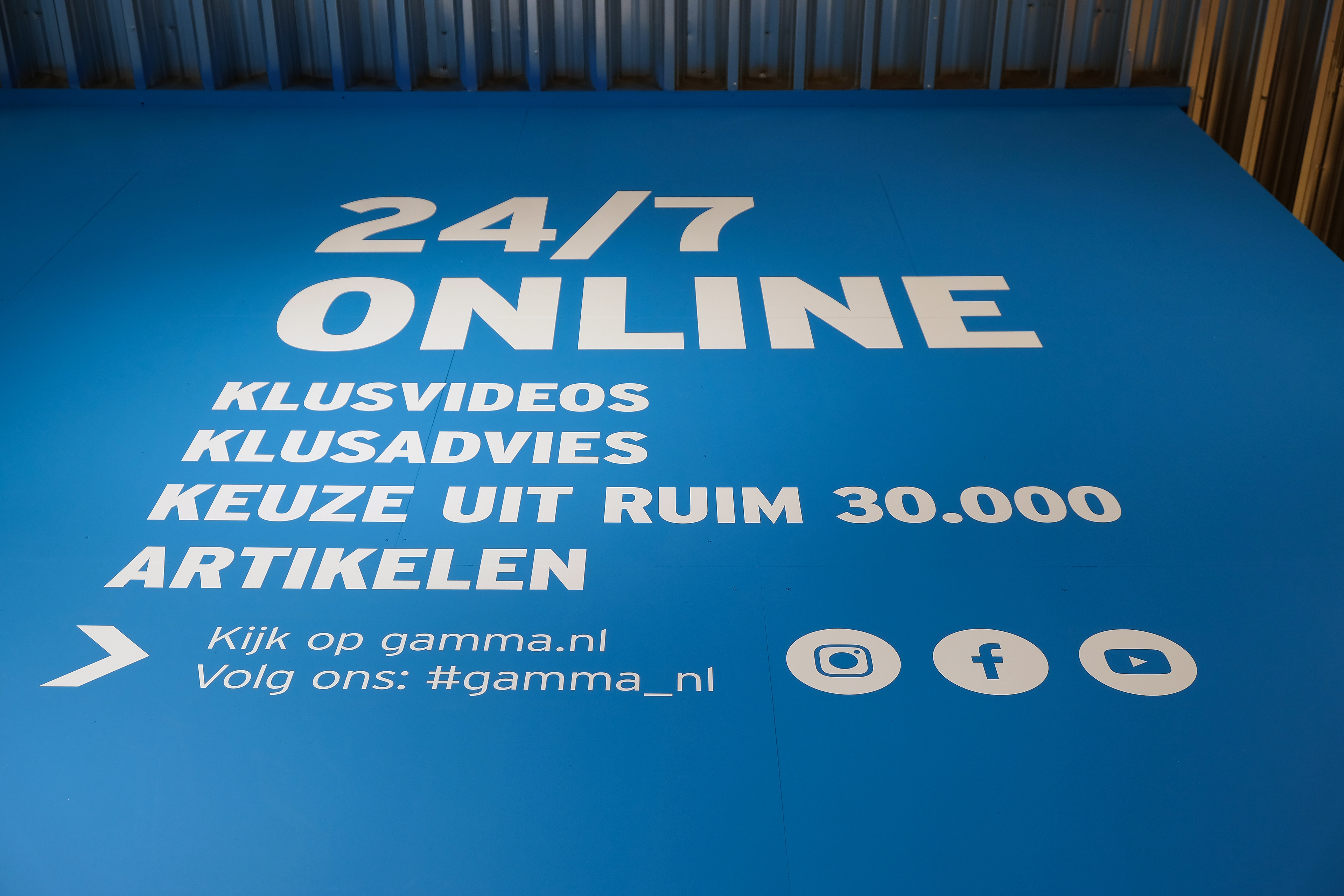 grote letters op muren