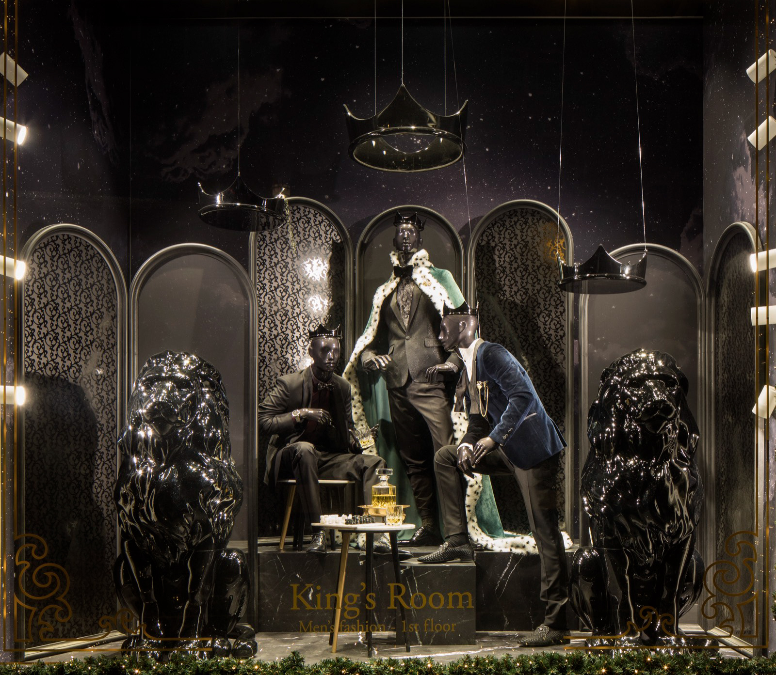 Final shopping windows de Bijenkorf Amsterdam