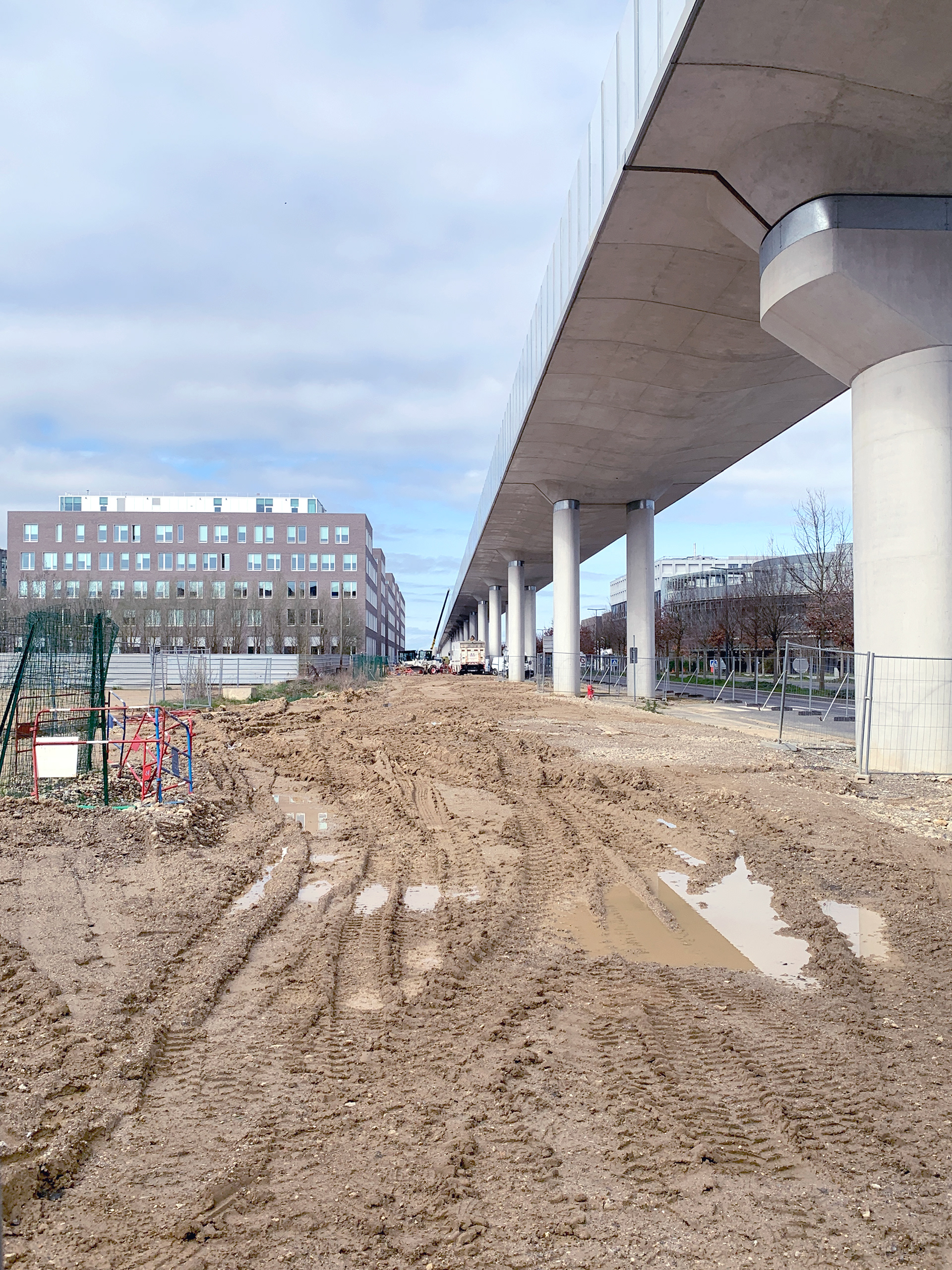 Viaduc de la future line de métro 18 et terre argileuse fertile particulièrement visible pendant les travaux d'aménagement du plateau