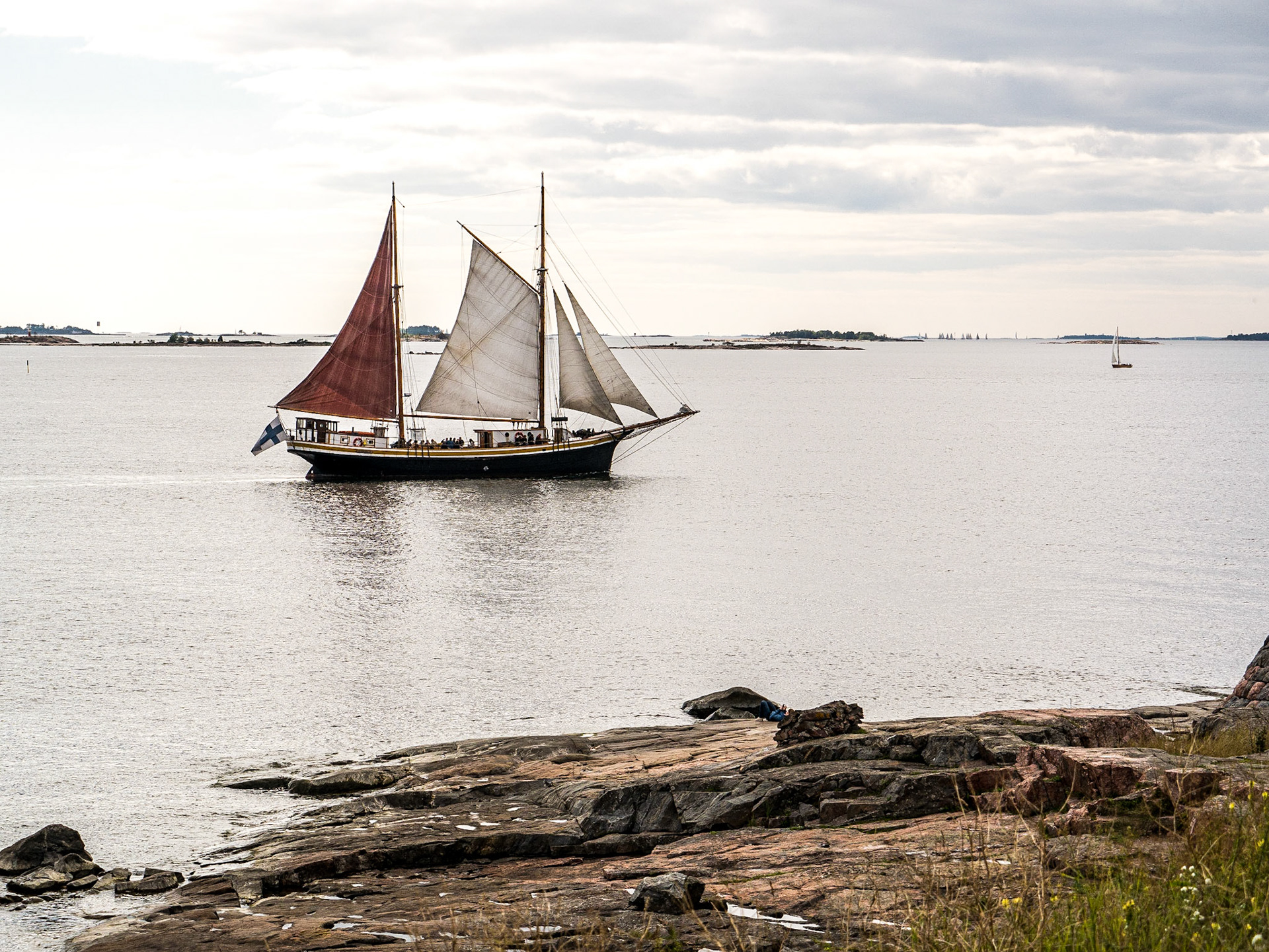 Sailing boat passing Suomenlinna, 30 Aug 2014