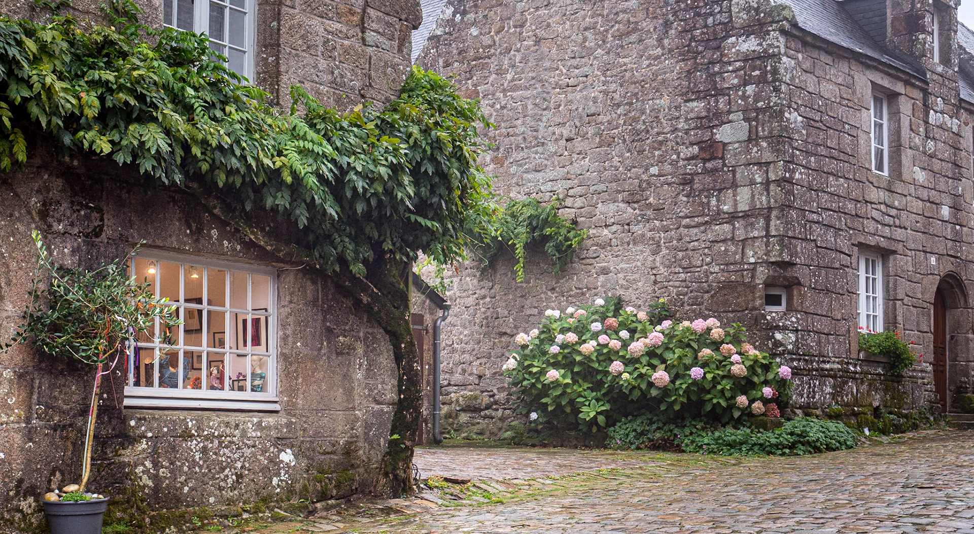 Place de l'Église, Locronan, France, 27 Sep 2022