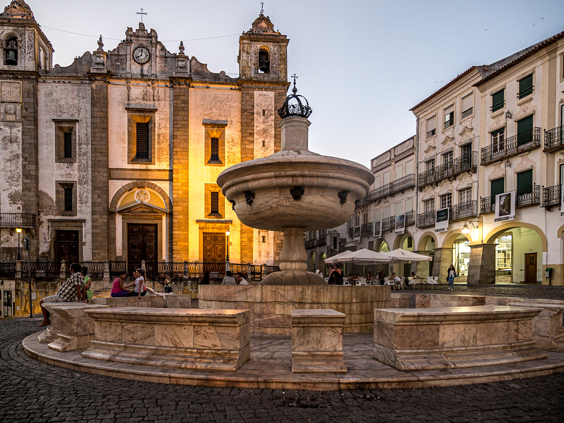 In Praça do Giraldo, Évora, 10 Sep 2015