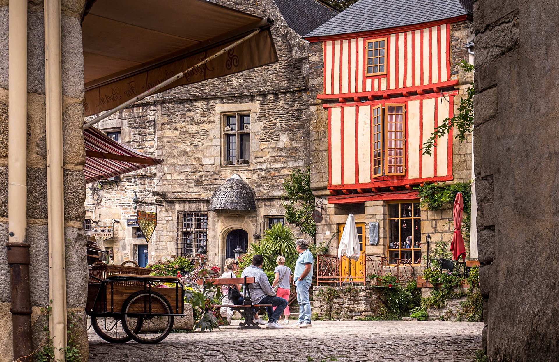 Place du Puits, Rochefort-en-Terre, France, 14 Sep 2022