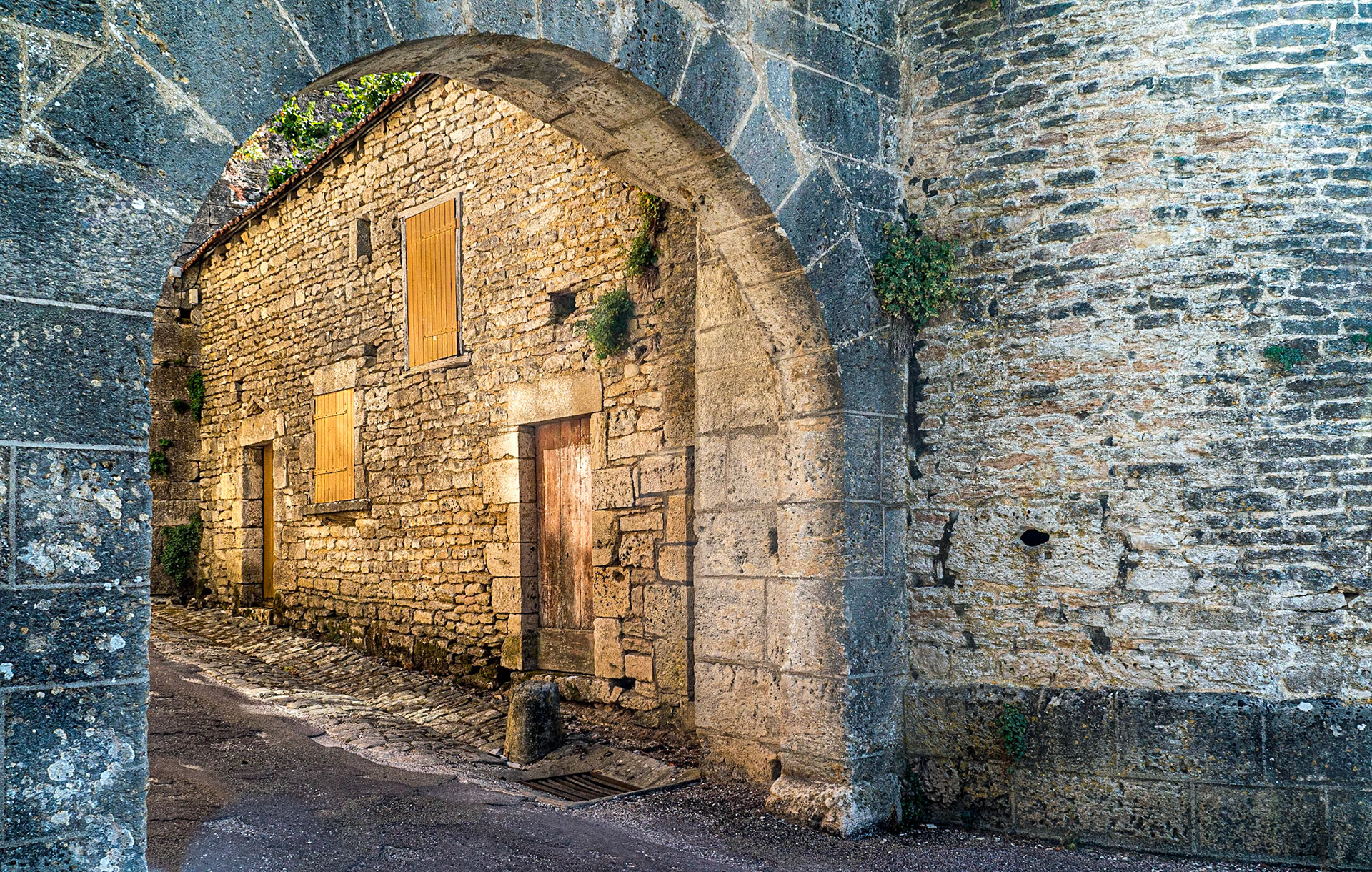 Porte du Val, Flavigny-sur-Ozerain, 16 Sep 2019