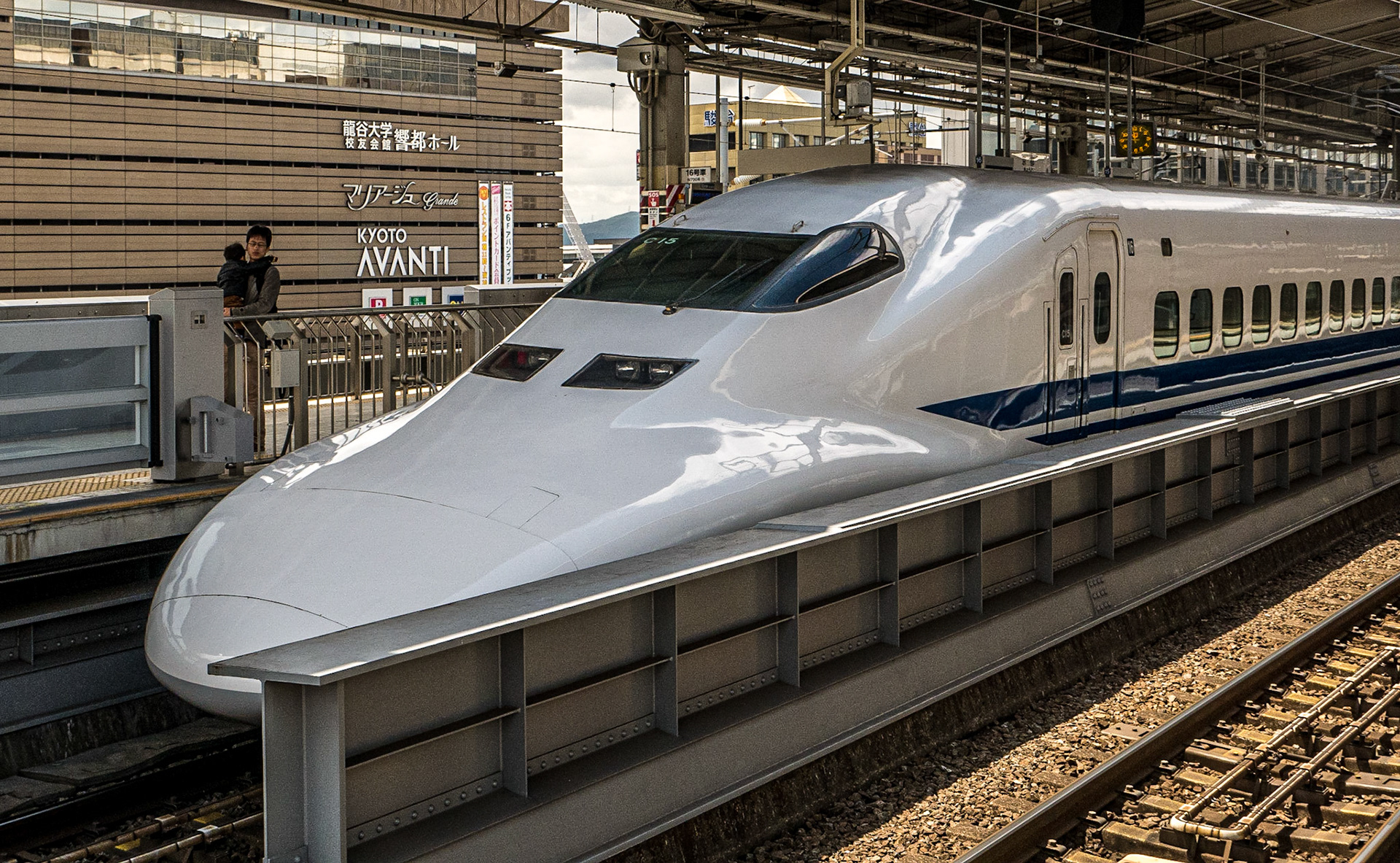 Shinkhansen, Kyoto railway station, 29 Apr 2016