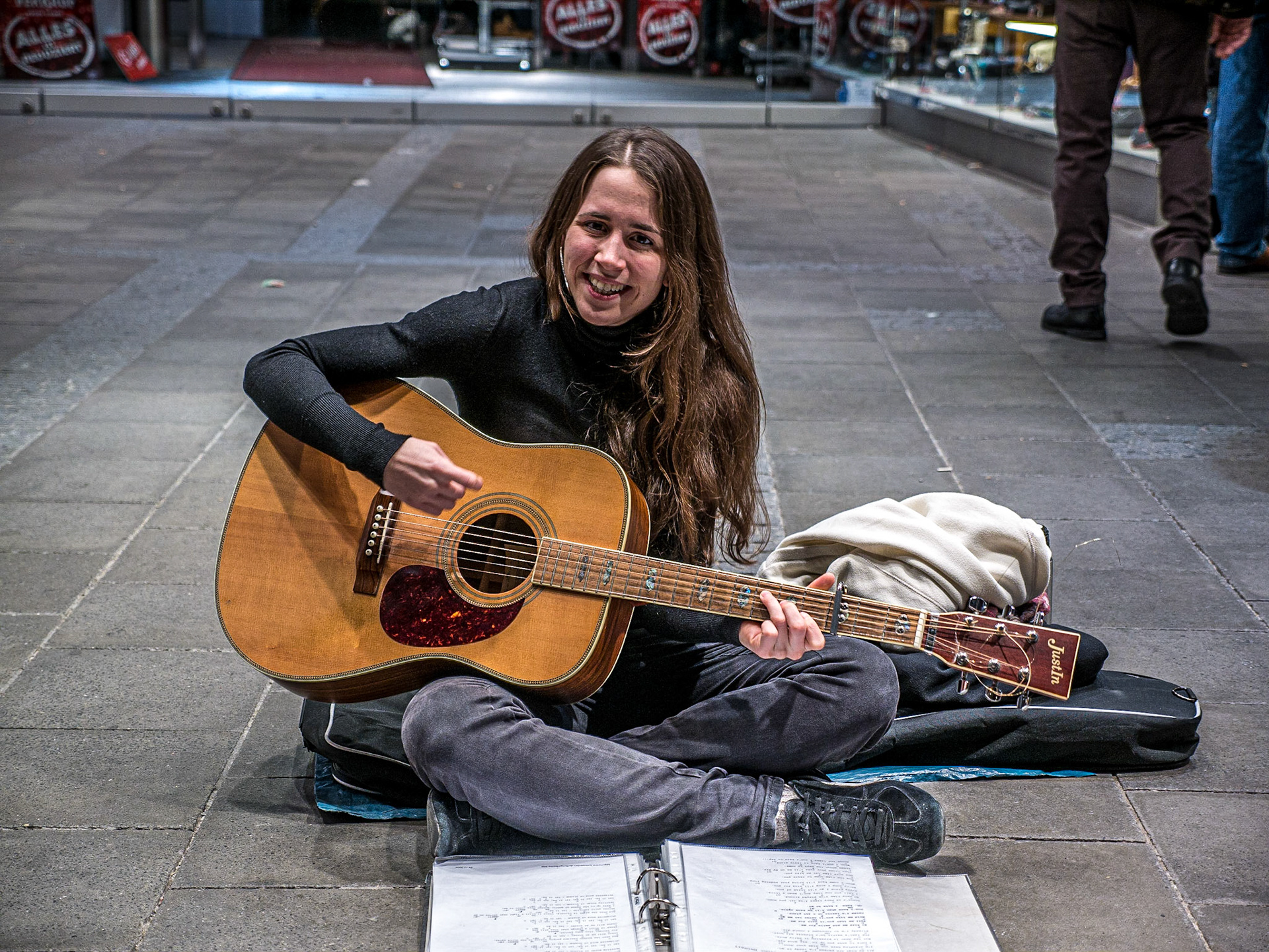 Busking on Neuhauser Strasse, Munich, 14 Dec 2014