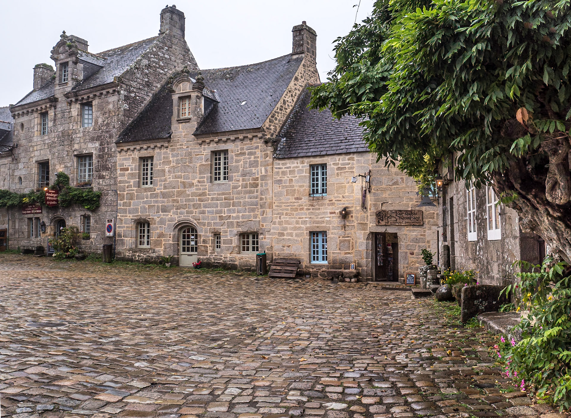 Place de l'Église, Locronan, France, 27 Sep 2022