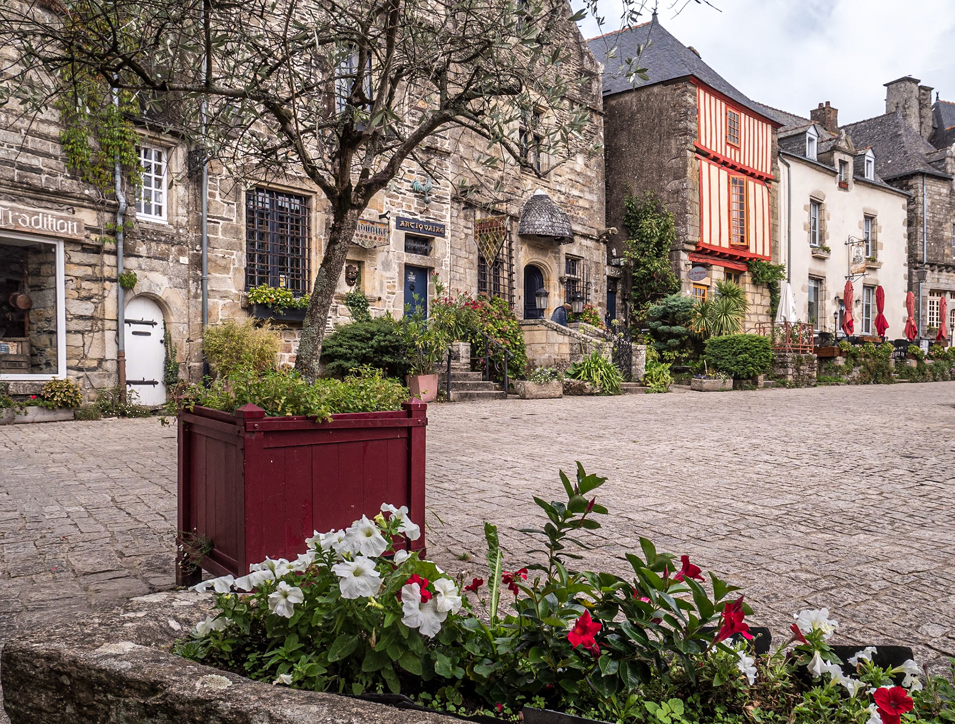 Place du Puits, Rochefort-en-Terre, France, 14 Sep 2022