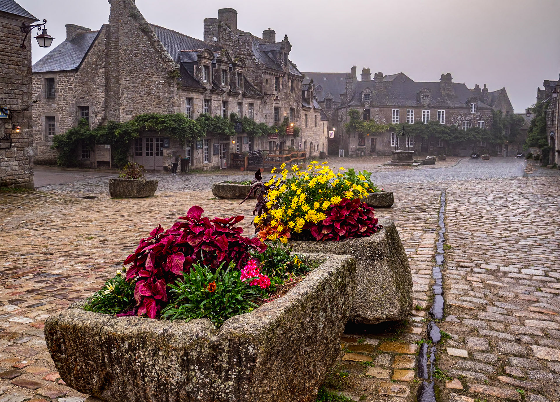 Place de l'Église, Locronan, France, 27 Sep 2022