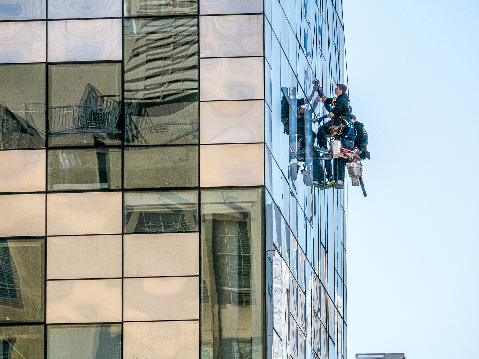 Cleaning windows, from the High Line, Manhattan, 16 Nov 2015