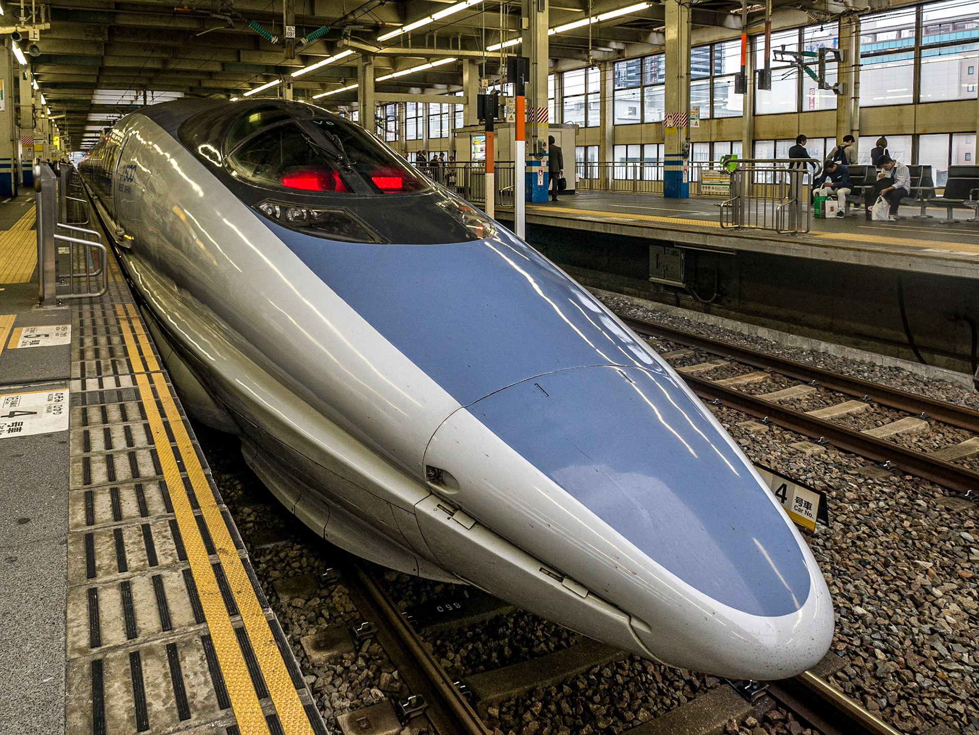 Shinkansen bullet train, Hiroshima, 23 Apr 2016