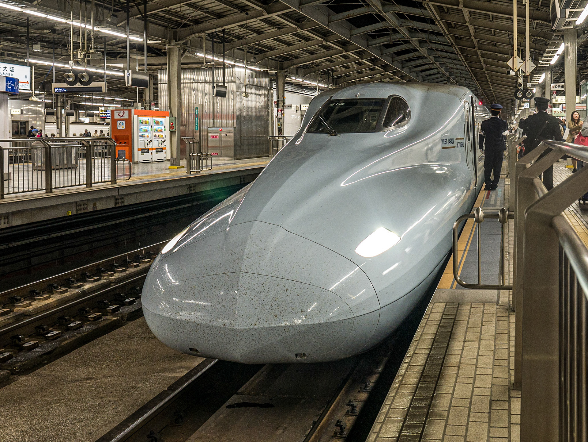 Shinkansen bullet train, Osaka, 23 Apr 2016
